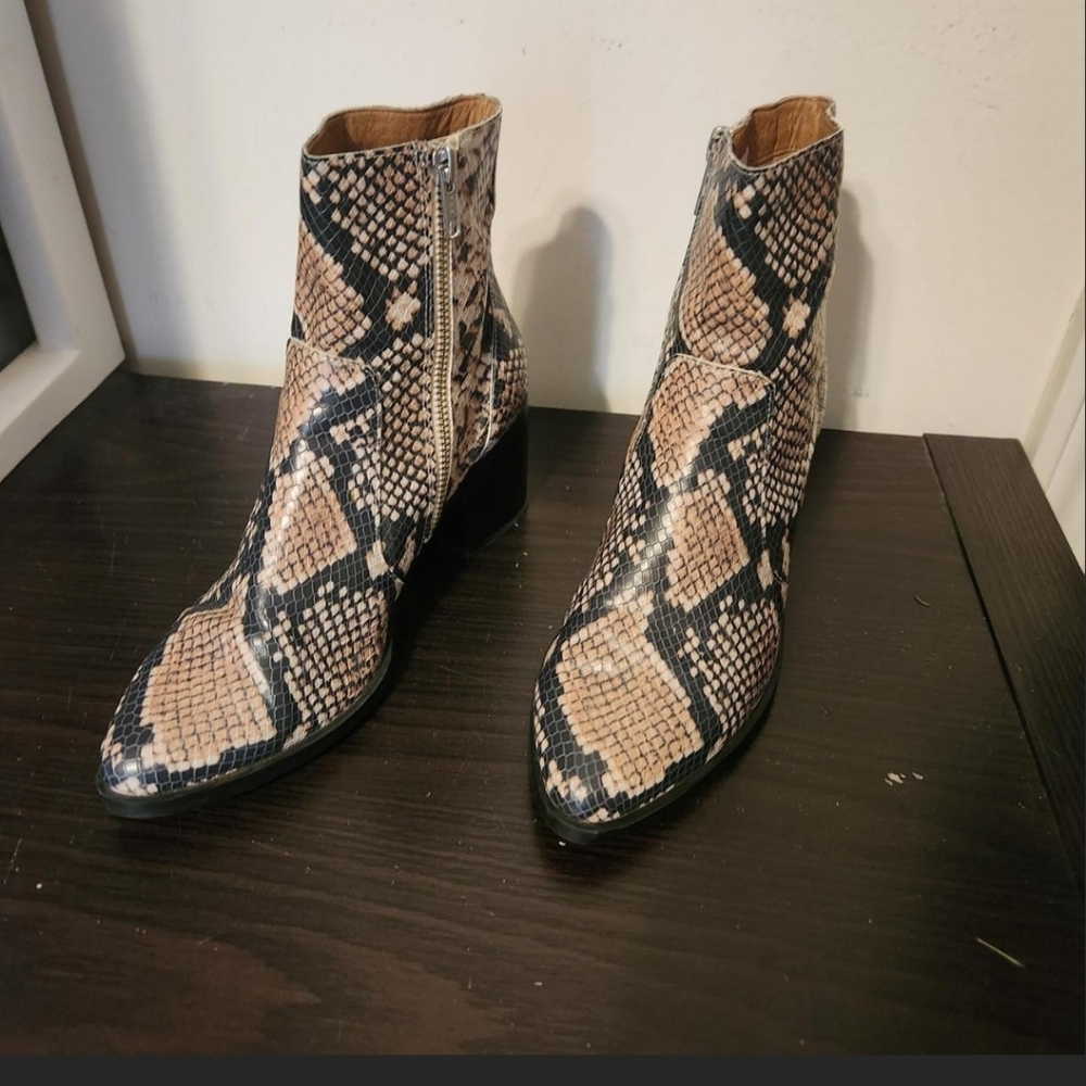 Treasure & Bond Blavk and Tan Snakeskin Pattern Ankle Boots Size 6